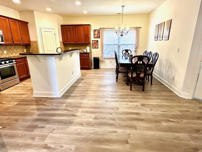 Hermosa cocina con un enorme comedor para ocho personas - 11242 Gates Ter