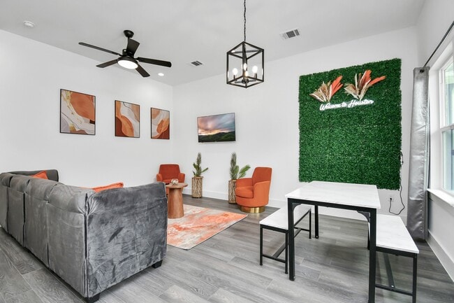 Building Photo - 4909 Higgins St