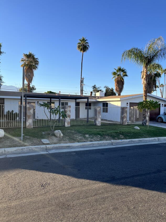 Large enclosed front yard - 44765 San Luis Rey Ave