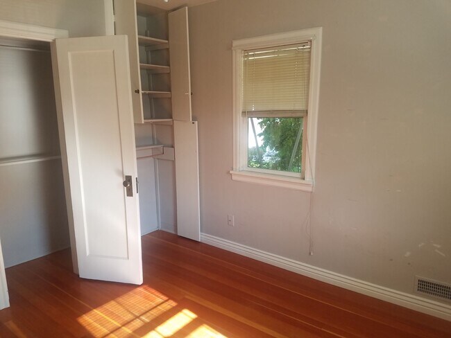 Foto del edificio - Charming Main level apartment