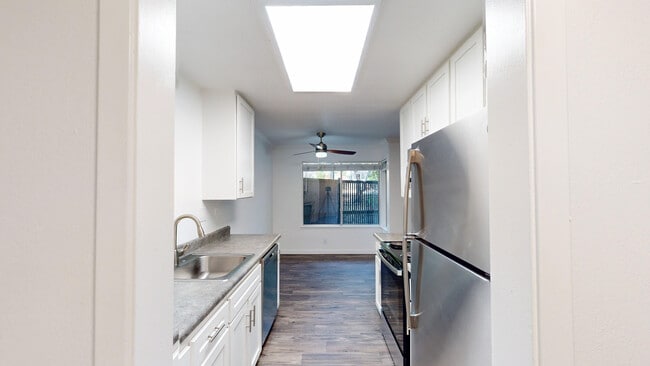 Foto del edificio - 823 Las Gallinas Ave