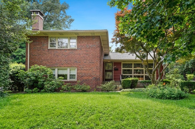 Foto del edificio - Spacious Split Level on Sundale Stone's Th...