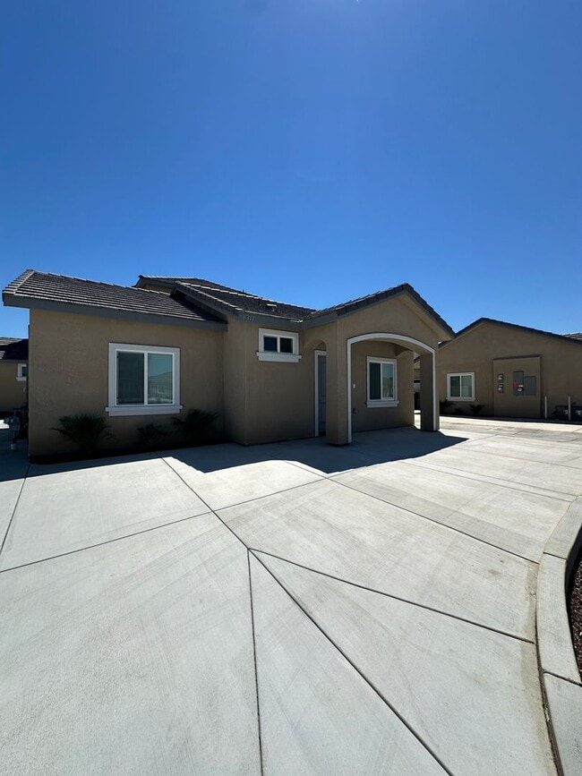 Building Photo - Spacious 5-Bedroom Townhome in Northwest B...