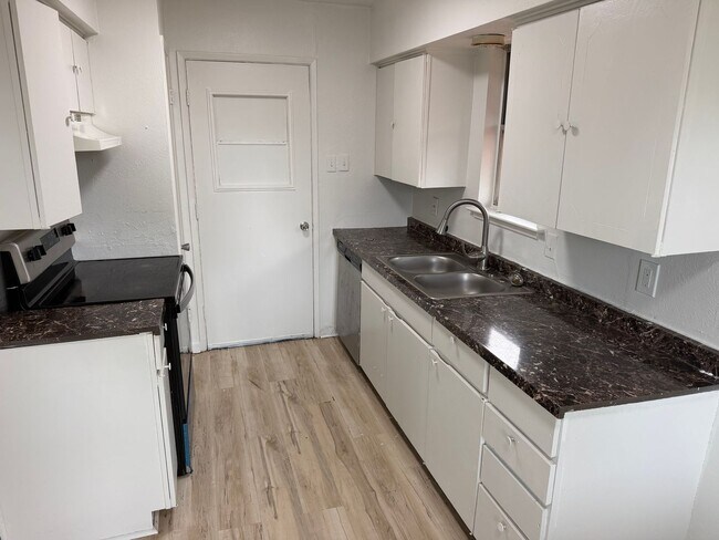 Foto del edificio - Experience the ultimate comfort of living in a 3-bedroom single-family home today!