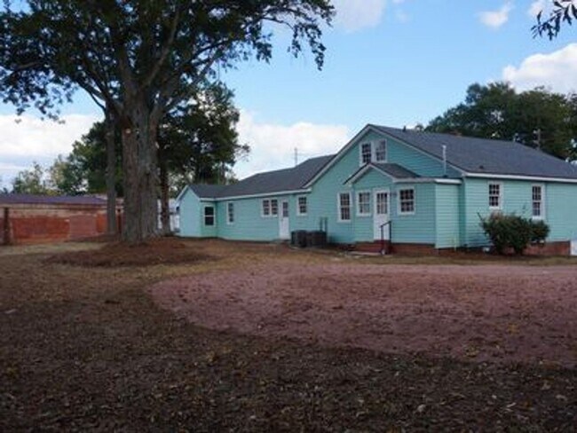 Building Photo - 2 Bedroom/ 2 Bathroom Available in July!