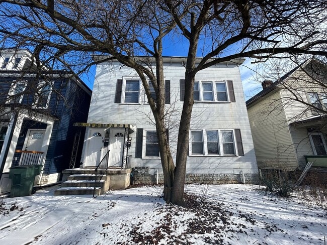 Building Photo - Beautiful 3 Bedroom 1 Bath Apartment Avail...