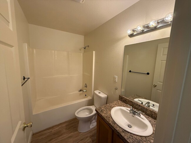 Foto del edificio - 1230 W Newlands Dr