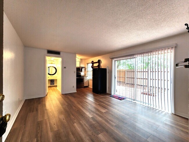 Foto del edificio - Charming Studio Condo Unit; Private Fenced...