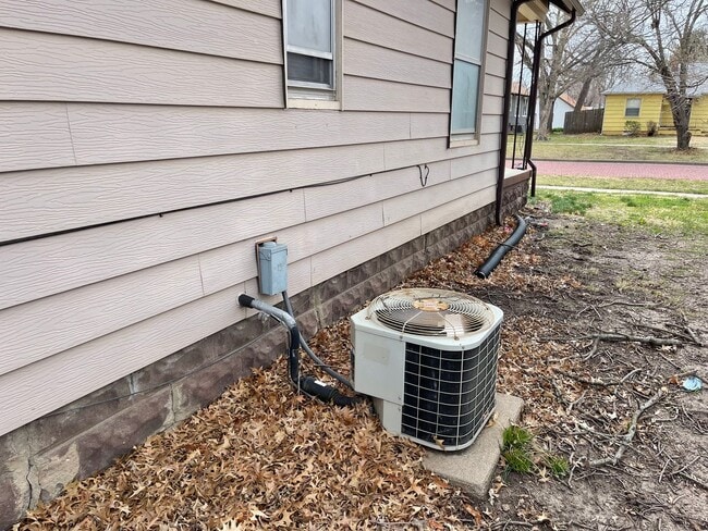 Building Photo - $875 - 3 bed 1 bath - Single Family Home