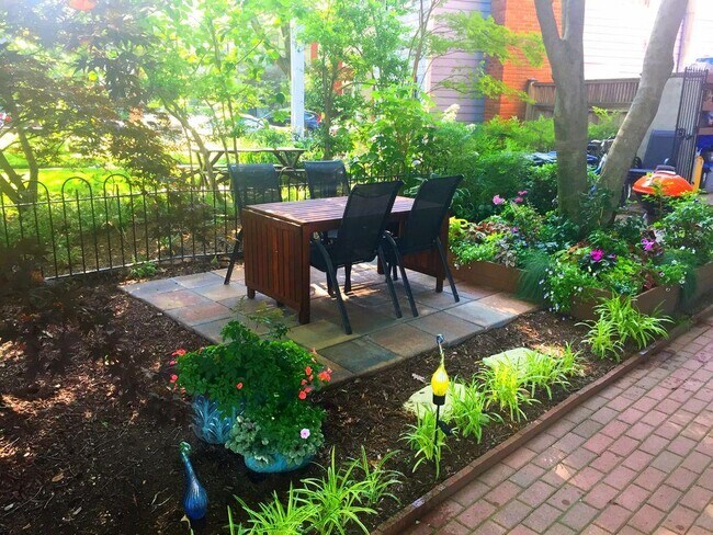 Picnic table in front patio common area - 923 N Carolina Ave SE
