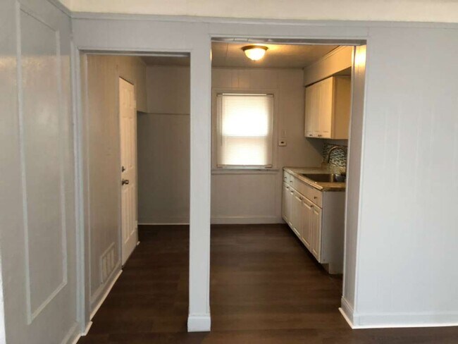 Foto del edificio - Charming Renovated 2-Bedroom Lower Unit – Section 8 Welcome