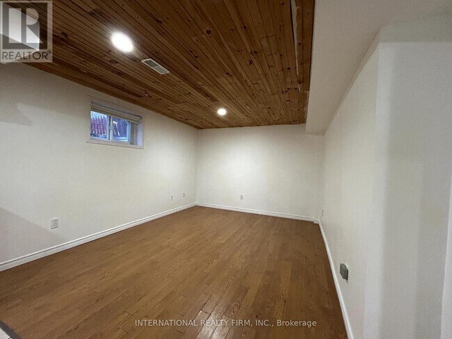 Building Photo - 437 Paliser Crescent N