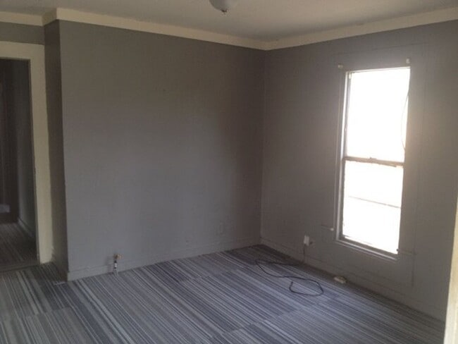 Building Photo - **AVAILABLE NOW**3 Bedroom / 2 Bathroom Ho...