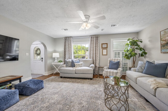 Building Photo - 728 Meadow Ln