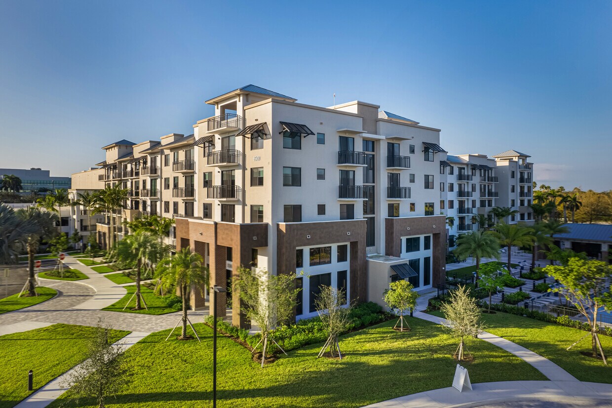Shalimar at Plantation West Apartments in Plantation, FL