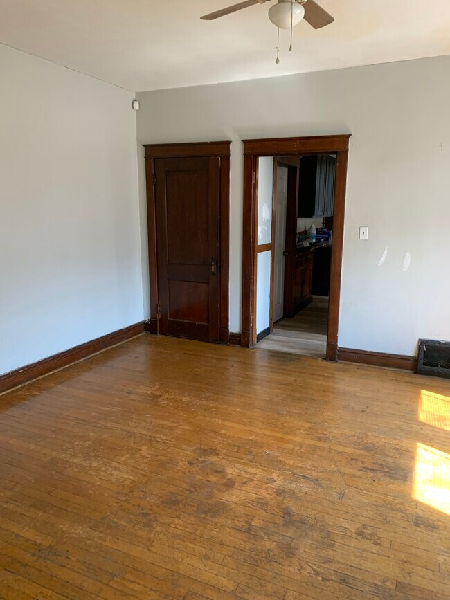 Dormitorio - 4658 Michigan Ave