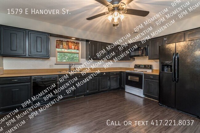 Building Photo - Spacious 3Bed/2Bath Home