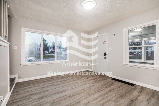 Building Photo - 501 E Irvington Ave