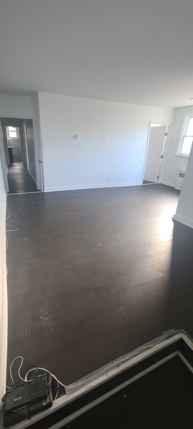 Living room (entrance view) - 5658 Ogontz Ave