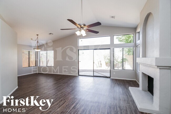 Building Photo - 306 E Vaughn Ave