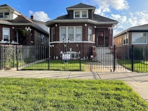 Building Photo - 4919 W Wabansia Ave