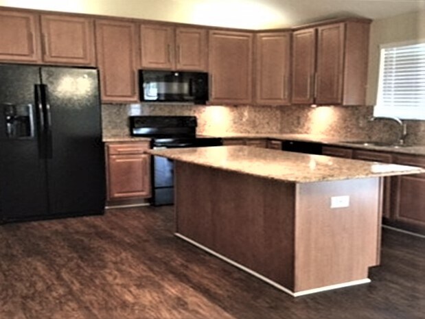 Building Photo - 135 Crescent Creek Ct