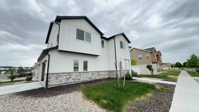 Foto del edificio - Lovely NSL Townhome - available this month!