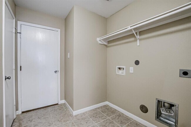 Building Photo - 8031 Chasewood Dr