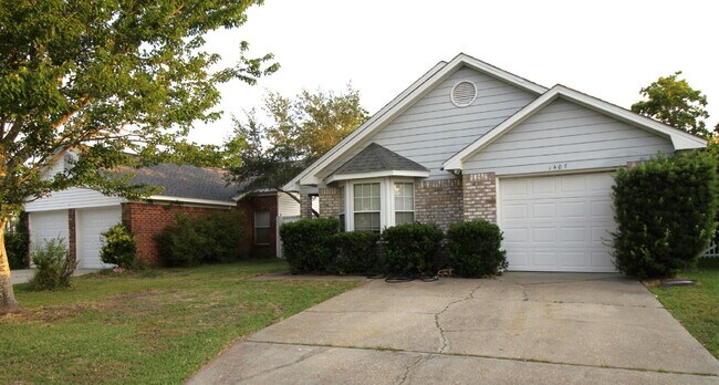 Building Photo - Spacious 3BR/2BA Gulf Breeze Home with Vau...