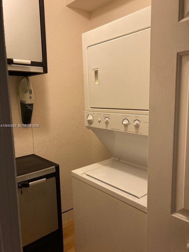 Foto del edificio - 7171 Bay Dr