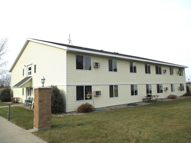 Exterior de la mansión comunitaria Osakis - Osakis Community Manor