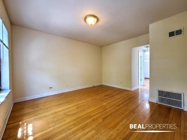 Building Photo - 1 bedroom in CHICAGO IL 60657