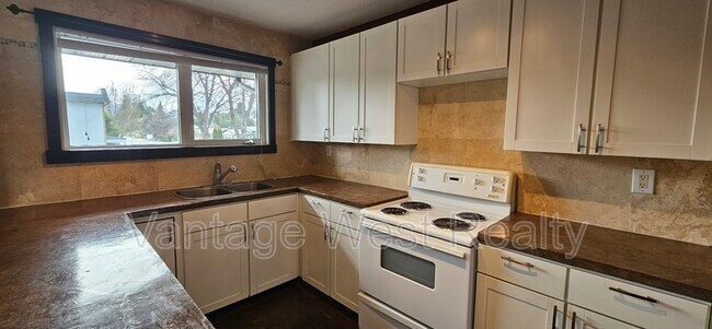 Photo du bâtiment - 1292-1292 Lawrence Ave