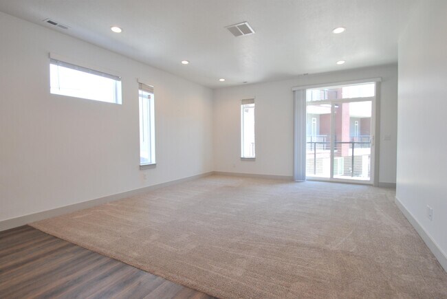 Building Photo - 667 S 400 E