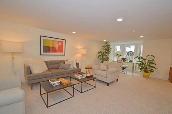 Building Photo - 136 Banks St