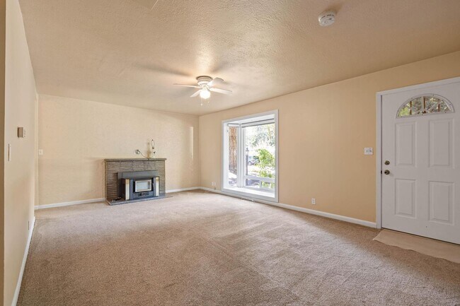 Foto del edificio - Charming, retro 2-bdrm/2-bath ranch in tranquil setting w/ large family room