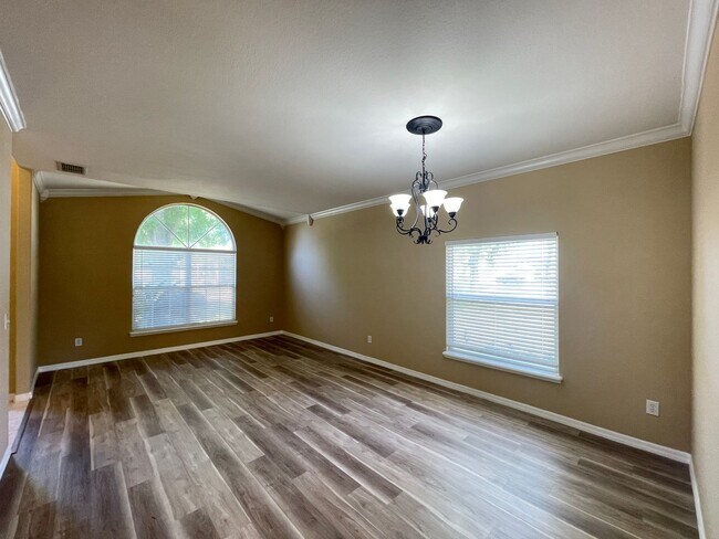 Foto del edificio - Available Now! Charming House in Coveted O...