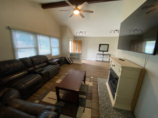 Building Photo - 606 E Jasper St