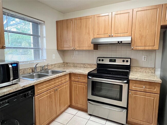Building Photo - 13944 Kendale Lakes Dr