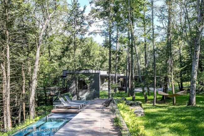 Foto del edificio - 70 Raybrook Dr