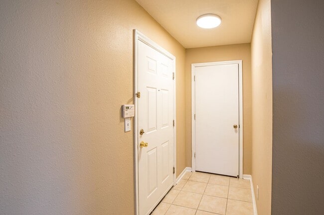 Building Photo - Charming Condo in Gated Community