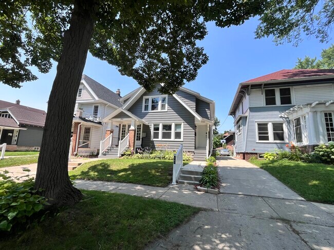 Foto del edificio - 2163 N 62nd St