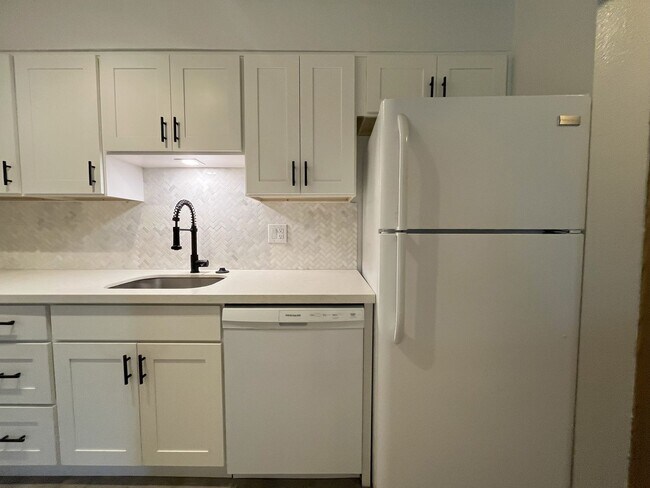 Building Photo - Cozy 1-Bedroom Retreat with Modern Finishe...