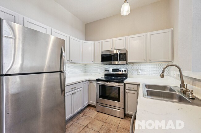 Foto del edificio - Spacious 3-Bed, 2-Bath Townhome with Garag...