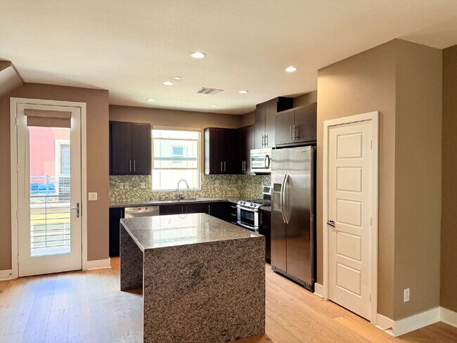 Foto del edificio - Modern Comfort Awaits: Spacious 3-Bed, 3.5...