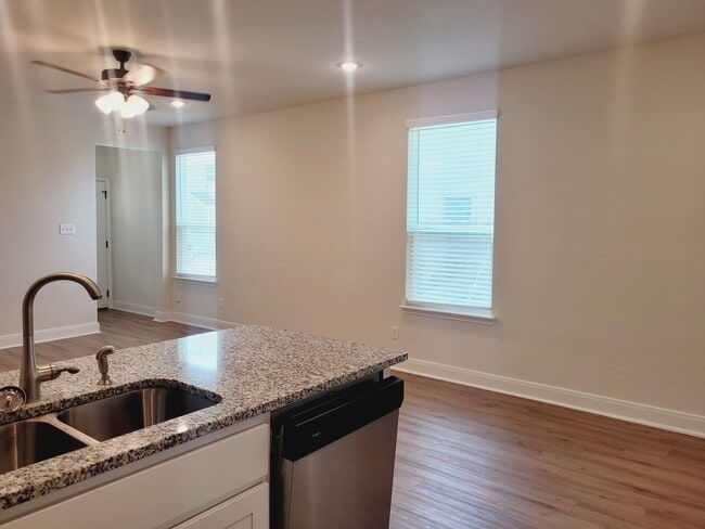 Building Photo - 2523 Lynwood Bnd