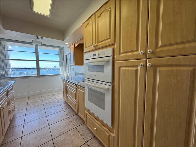 Building Photo - 18041 Biscayne Blvd