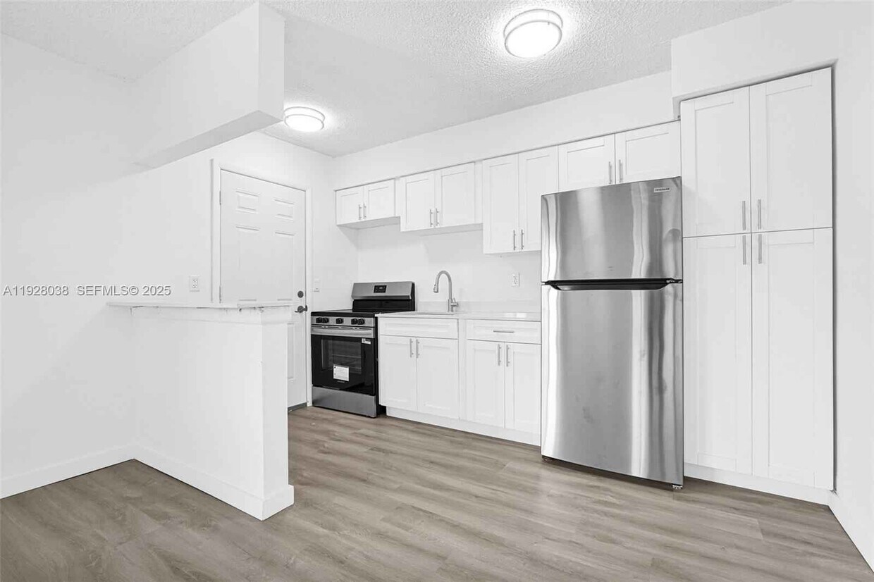 Photo - 13210 Memorial Hwy #221 North Miami, FL 33161-3968