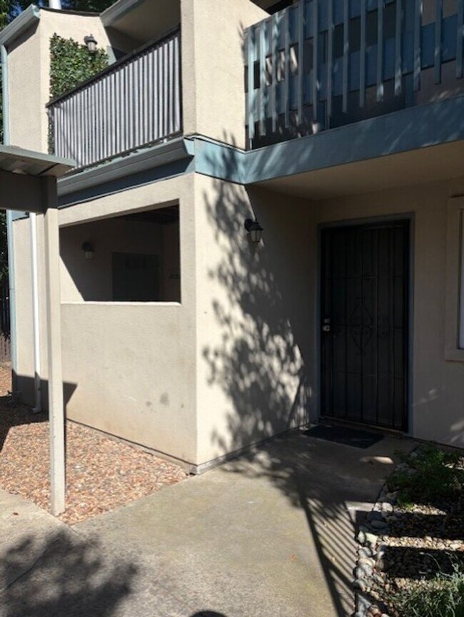 Foto del edificio - 1412 N Cherry St