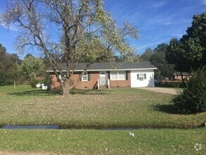 Building Photo - 204 Russell Dr